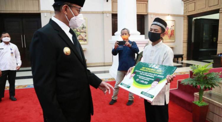 Gubernur WH Salurkan Bantuan UPZ Baznas Pemprov Banten Salurkan Bantuan Kepada Satpam, Pramukantor, dan Sopir Pemprov Banten