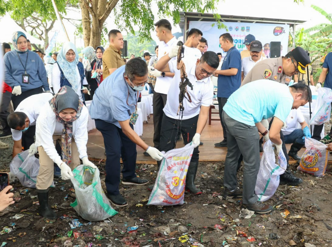Gubernur Banten Andra Soni Turut Gotong Royong Bersihkan Sampah pada World Clean Up Day 2025