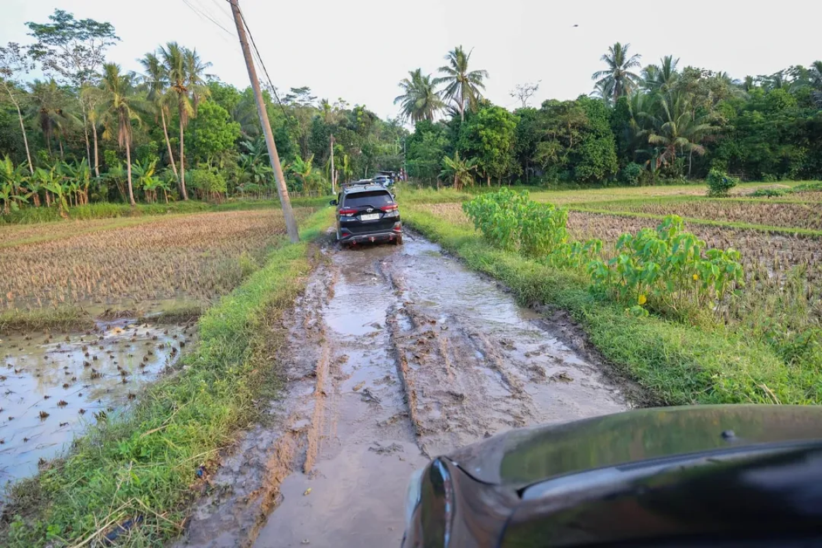 Rusak Parah! Bang Andra Hadir Perbaiki Jalan Poros Desa di Karyajaya Lebak