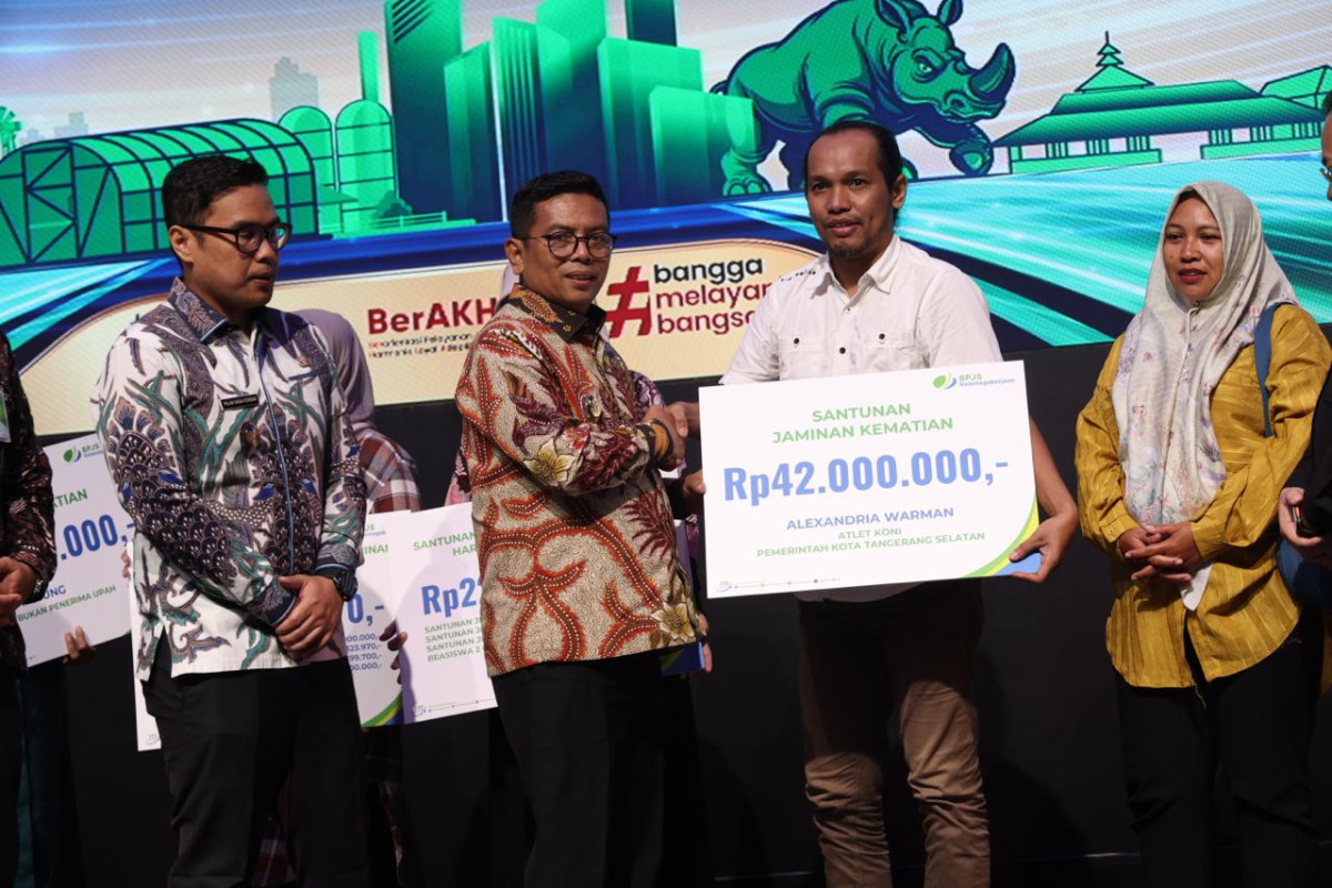 Gubernur Andra Soni Serahkan Santunan BPJS kepada Keluarga Atlet PPLP yang Meninggal