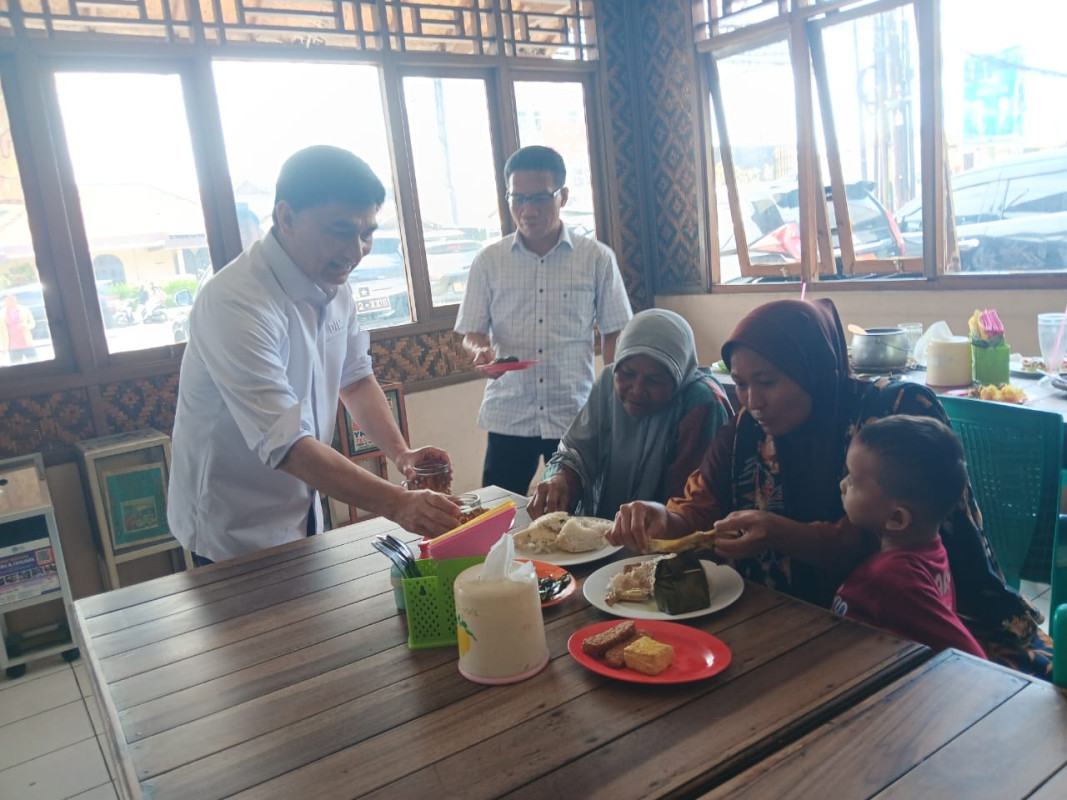 Usai Monitoring PSU Pilkada Tahun 2024 Kabupaten Serang, Wagub Banten A Dimyati Natakusumah Ajak Makan Buruh Cuci Pakaian