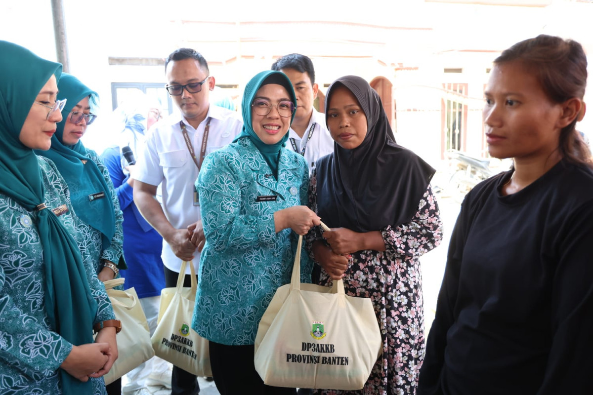 Berantas Stunting, Ketua TP PKK Provinsi Banten Tinawati Andra Soni Berikan Bantuan Nutrisi